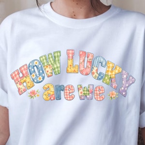 私たちはなんて幸運なのPNG昇華 | コテージコアパッチワークシャツデザイン | フローラルキルトのタイポグラフィ | ヴィンテージコケットTシャツPNG | ボーナス