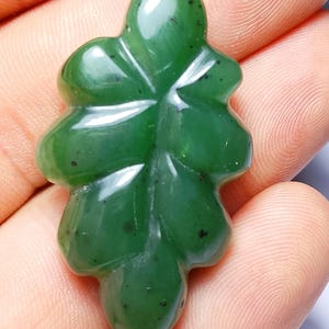 Collar con colgante de hoja de nefrita de jade natural, gema verde natural.