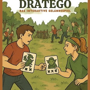 Könnte beinhalten: Illustration eines Brettspiels mit dem Titel "DRATEGO". Zwei Spieler halten Karten mit einem Drachen und einem Goblin. Im Hintergrund rennen andere Spieler durch eine Waldlandschaft. Der Text unten lautet "KOOPERATIVES SPIEL FÜR DEN UNTERRICHT".