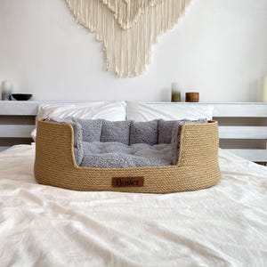 Letto per cani in juta personalizzato, letto per gatti fatto a mano con cuscino Teddy, cuscini rimovibili, letto per animali domestici Boho Eco, nome personalizzato