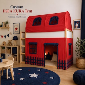Può includere: Una copertura in tessuto rosso e blu navy progettata per una struttura letto IKEA KURA. La copertura presenta una sezione del tetto con due finestre ad arco, una sezione inferiore con un'apertura per la porta, finestre e un design a staccionata.