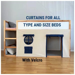 Puede incluir: Cortinas de cama beige con detalles azul marino, con una ventana redonda y una abertura de puerta. Las cortinas están diseñadas para todo tipo y tamaño de camas, y se fijan con velcro. Se muestra el texto "CURTAINS FOR ALL TYPE AND SIZE BEDS".