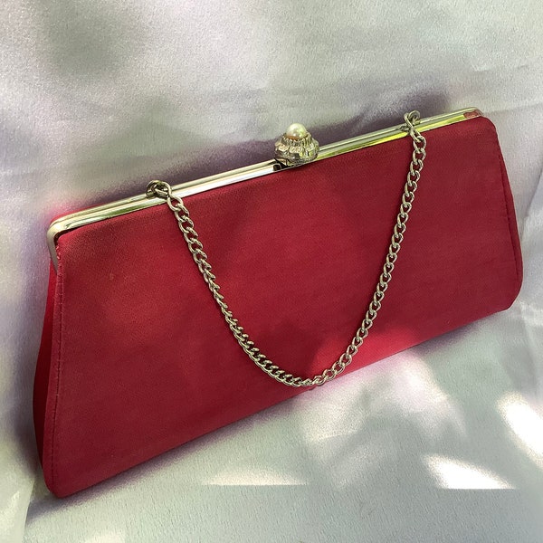 Amazing Circa 1960’s Fuchsia Cloth Clutch w/Silver Chain Handle & Fancy Faux Pearl Clasp