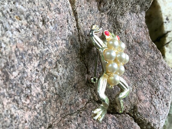 Super Cute Faux Pearl Red Eye Frog Pin - image 4