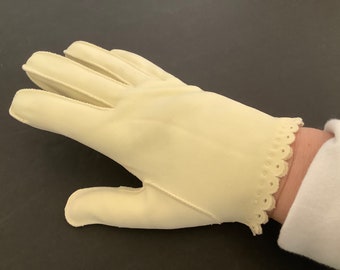 Vintage 1950s Creme Color Wrist Length Scalloped Edge Gloves