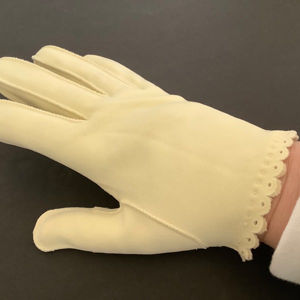 Vintage 1950s Creme Color Wrist Length Scalloped Edge Gloves