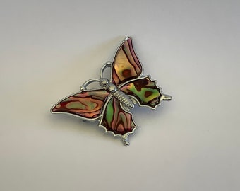 Precioso broche/pin en tono plateado con mariposa de abulón