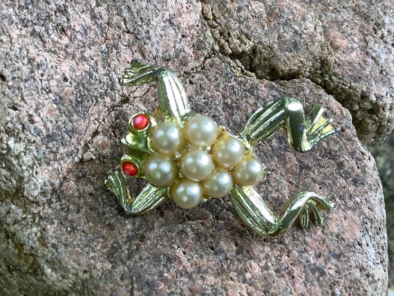 Super Cute Faux Pearl Red Eye Frog Pin - image 7