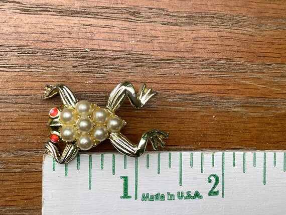 Super Cute Faux Pearl Red Eye Frog Pin - image 8