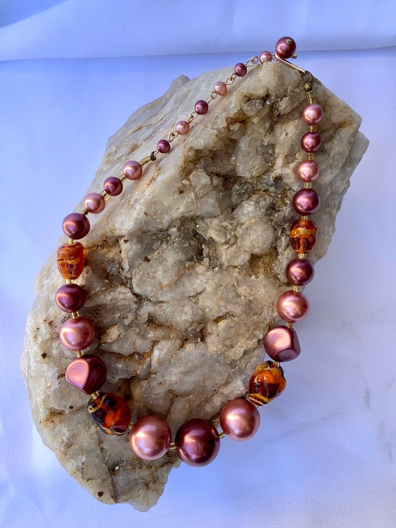 Vintage single strand plum and pink lucite and art