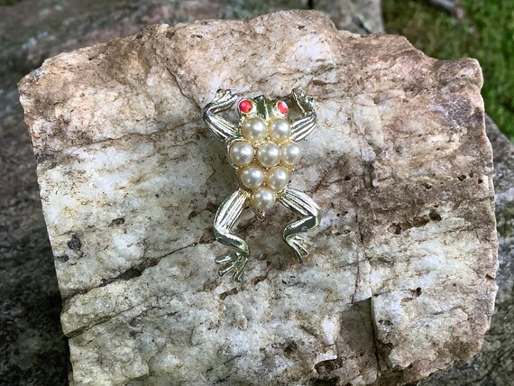 Super Cute Faux Pearl Red Eye Frog Pin - image 3