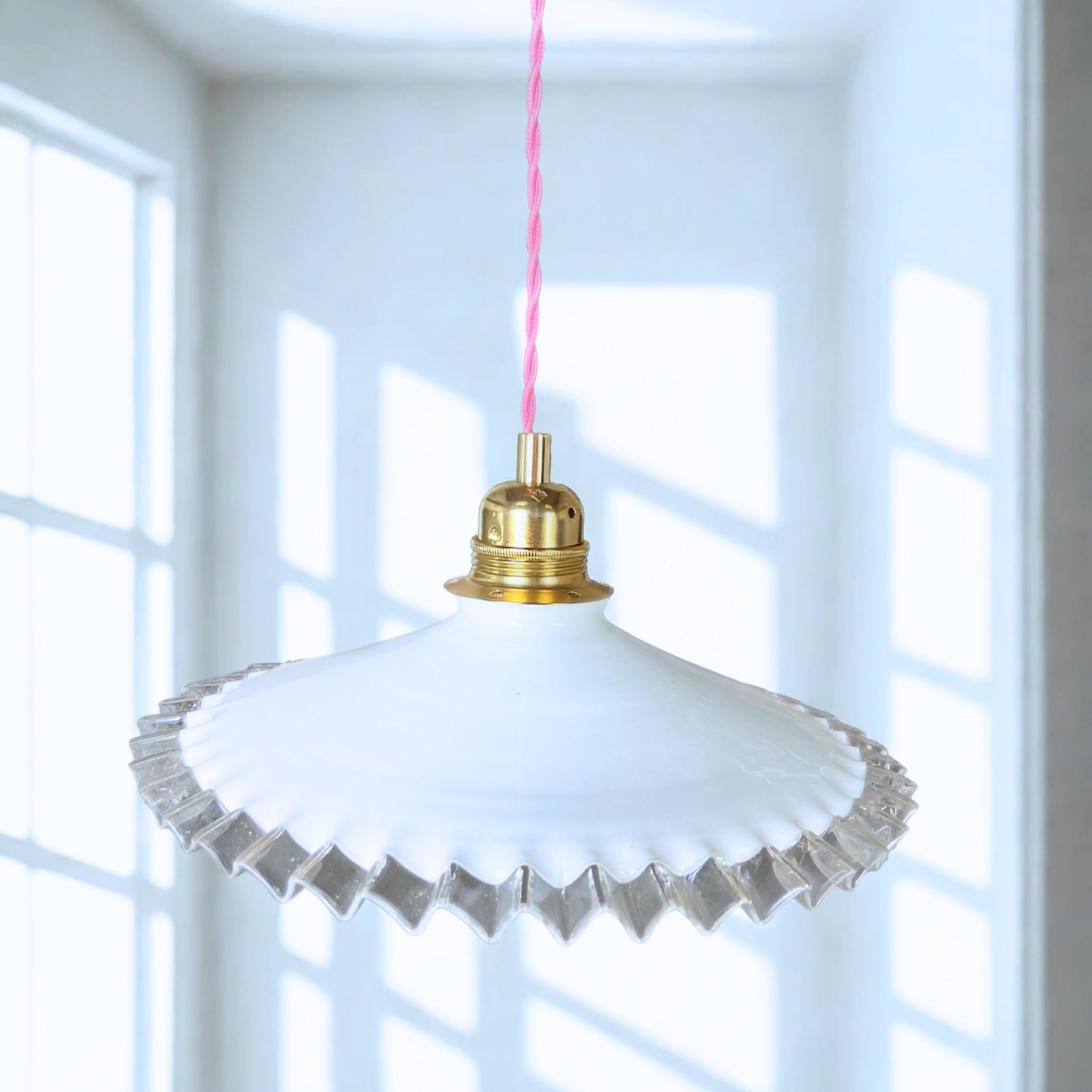 50年代と60年代のヴィンテージホワイトオパーリンガラスペンダント