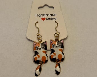 Brincos de gato pendurados