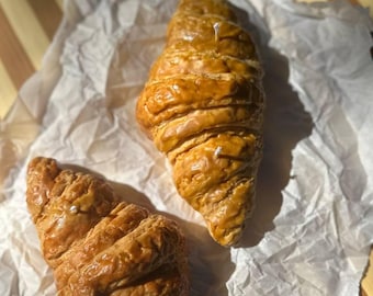 Vela de croissant realista: decoración de panadería artesanal