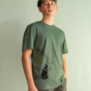 Pode incluir: Camiseta verde-oliva com um gráfico de coelho correndo em preto. O coelho está usando uma regata e shorts pretos, segurando uma cenoura. A camiseta tem mangas curtas e gola redonda. Uma peça casual.