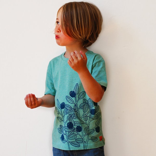 grünes Kinder TShirt Blaubeere aus ökologischer Baumwolle / T-Shirt Kinder grün meliert / ökologische Kindermode / Kinder Mode / schweden