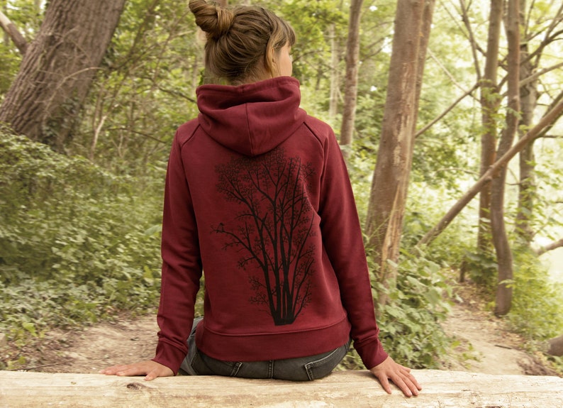 Pull bio femme / sweat à capuche femme imprimé dos / sweat femme avec motif arbre en coton écologique en bordeaux / mode bio image 1