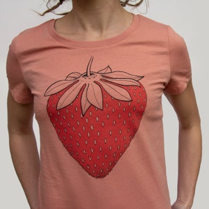 Biologisch T-shirt dames aardbei in roze / fruit bedrukt shirt / hippie t-shirt scandistyle afbeelding 2