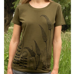 groene boho t-shirt dames met bloemen / hippie tshirt dames weide in Britse kaki afbeelding 3