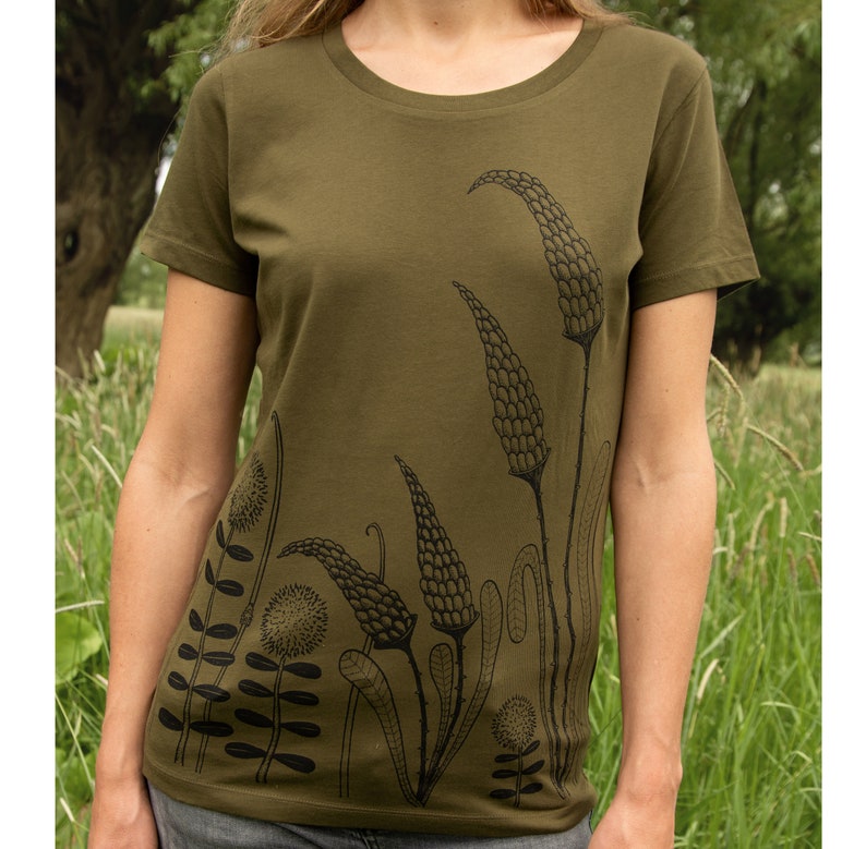 groene boho t-shirt dames met bloemen / hippie tshirt dames weide in Britse kaki afbeelding 3