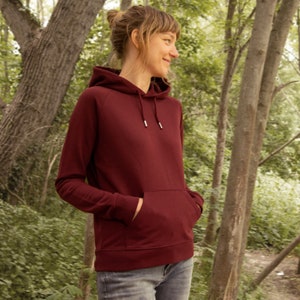 Pull bio femme / sweat à capuche femme imprimé dos / sweat femme avec motif arbre en coton écologique en bordeaux / mode bio image 4