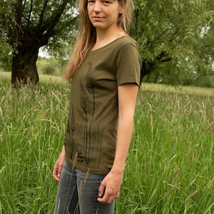 groene boho t-shirt dames met bloemen / hippie tshirt dames weide in Britse kaki afbeelding 4