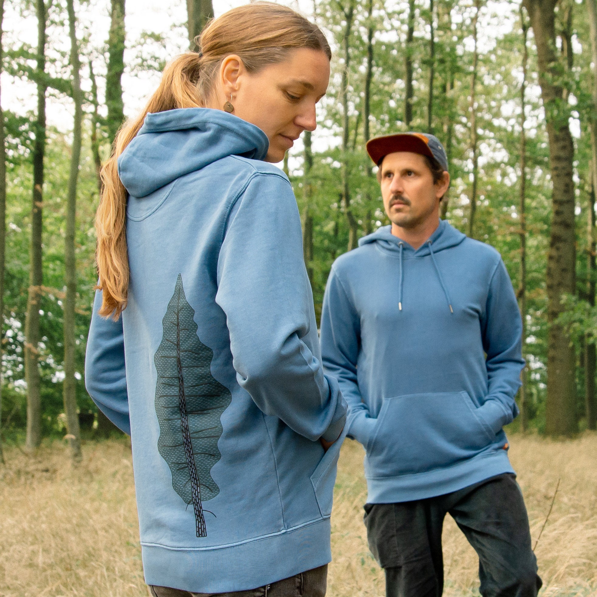blauer kapuzenpulli