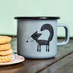Tasse émaillée Franzi Fuchs bleu poussiéreux fabriquée en Europe / tasse émaillée bleue avec fleur / tasse de camping bleu gris