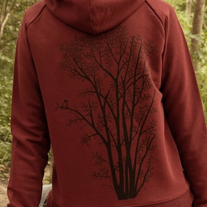 Pull bio femme / sweat à capuche femme imprimé dos / sweat femme avec motif arbre en coton écologique en bordeaux / mode bio image 2