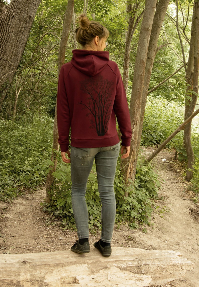 Pull bio femme / sweat à capuche femme imprimé dos / sweat femme avec motif arbre en coton écologique en bordeaux / mode bio image 3