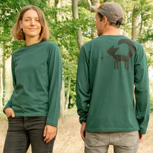 Könnte beinhalten: Zwei Personen tragen langärmelige, waldgrüne T-Shirts. Das Shirt rechts hat eine schwarze Silhouette einer Katze auf der Rückseite.