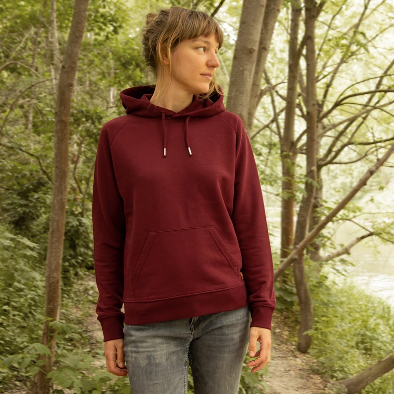 Pull bio femme / sweat à capuche femme imprimé dos / sweat femme avec motif arbre en coton écologique en bordeaux / mode bio image 5