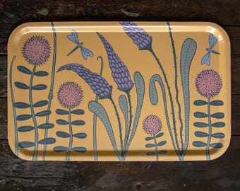 Grote houten serveerschaal met bloemenmotief, zomerse bosweide, 53 cm x 32 cm / Decoratieve houten schaal uit Zweden