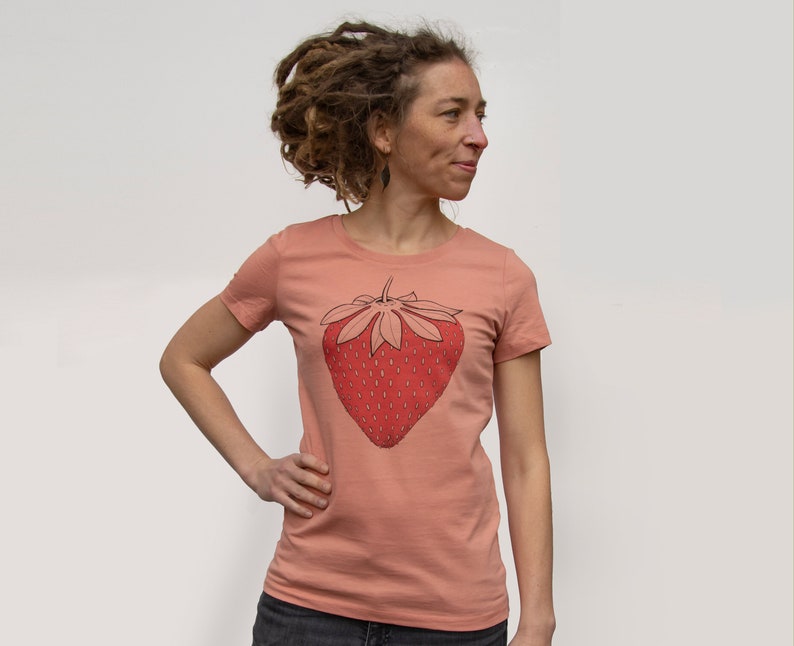 Biologisch T-shirt dames aardbei in roze / fruit bedrukt shirt / hippie t-shirt scandistyle afbeelding 1