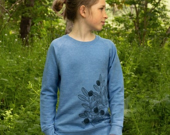 Bio Pullover Kinder / Sweatshirt Kinder / Scandi Style Kindermode mit Blaubeeren in mid heather blue