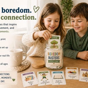 Puede incluir: Dos ni&ntilde;os sonr&iacute;en mientras interact&uacute;an con "Tarjetas de Actividades Rompe Aburrimiento". Las tarjetas est&aacute;n en un tarro de cristal y sobre una mesa. Las tarjetas tienen indicaciones de actividades como "Haz una manualidad" y "Haz 20 saltos". La imagen incluye texto: "Menos aburrimiento. M&aacute;s conexi&oacute;n."