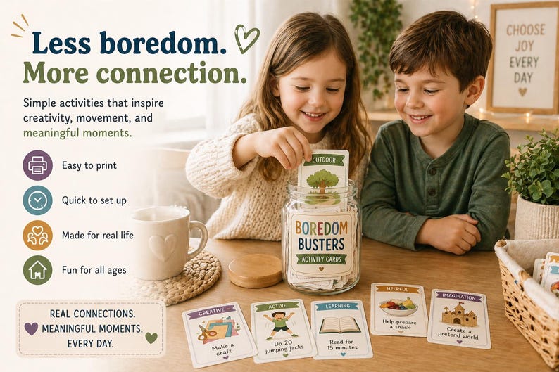Puede incluir: Dos ni&ntilde;os sonr&iacute;en mientras interact&uacute;an con "Tarjetas de Actividades Rompe Aburrimiento". Las tarjetas est&aacute;n en un tarro de cristal y sobre una mesa. Las tarjetas tienen indicaciones de actividades como "Haz una manualidad" y "Haz 20 saltos". La imagen incluye texto: "Menos aburrimiento. M&aacute;s conexi&oacute;n."