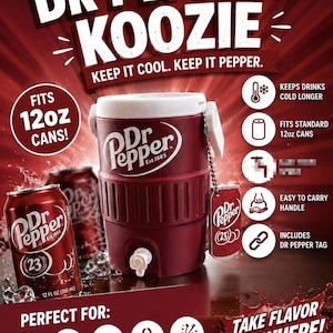 以下が含まれることがあります： 白蓋付きのマルーン色のDr Pepper Koozieクーラー。Dr Pepperの缶が入っています。クーラーには蛇口とタグが付いています。テキストには「Keep it cool. Keep it Pepper.」と「Fits 12oz cans!」と書かれています。
