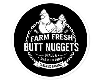 Puede incluir: Una pegatina redonda con fondo negro y borde blanco. Presenta una ilustración blanca de un pollo sobre el texto "FARM FRESH BUTT NUGGETS". El texto adicional incluye "GRADE A", "SOLD BY THE DOZEN" y "CERTIFIED ORGANIC".