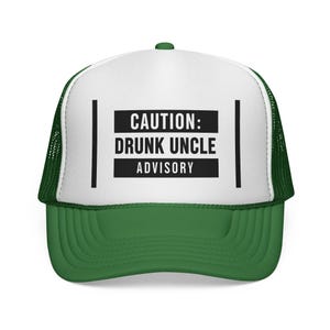 Puede incluir: Gorra de camionero verde y blanca con el texto "CAUTION: DRUNK UNCLE ADVISORY" en un rectángulo negro. La gorra tiene una visera verde y una parte trasera de malla, con un panel frontal blanco.