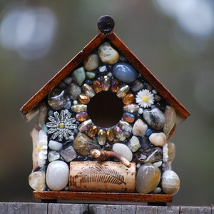 Daisy Mosaic Birdhouse with Colorful Stones and Wine Corks. Cute Garden Decoration and a perfect Christmas Gift for a special someone image 6