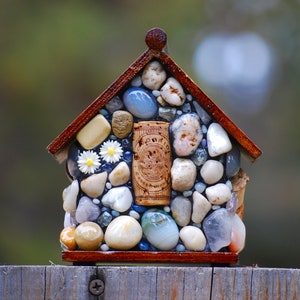 Daisy Mosaic Birdhouse with Colorful Stones and Wine Corks. Cute Garden Decoration and a perfect Christmas Gift for a special someone image 4