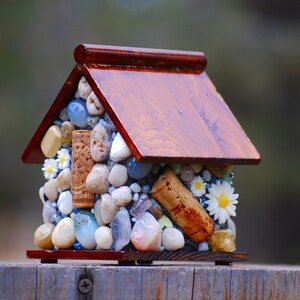 Daisy Mosaic Birdhouse with Colorful Stones and Wine Corks. Cute Garden Decoration and a perfect Christmas Gift for a special someone image 7