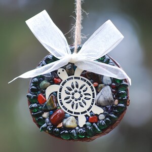 Mosaik Schildkröte Baum Ornament mit grünem Glas & Edelsteinen auf einer Naturholzscheibe mit einem Band, könnte auch ein Geschenkanhänger sein