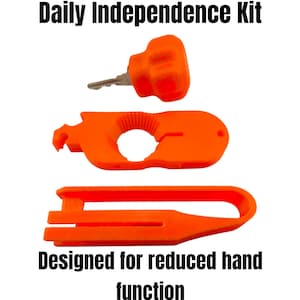 Może przedstawiać: Pomarańczowy zestaw Daily Independence Kit z trzema narzędziami. Zestaw zawiera obracak do kluczy, wielofunkcyjne narzędzie z otwieraczem do butelek i pasek. Tekst na obrazku brzmi: "Zaprojektowany dla ograniczonej funkcji dłoni."