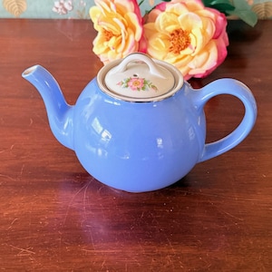 Vintage Hall China Blue Teapot with Floral Lid – Hall’s Superior Quality Kitchenware USA, 1940s–50s