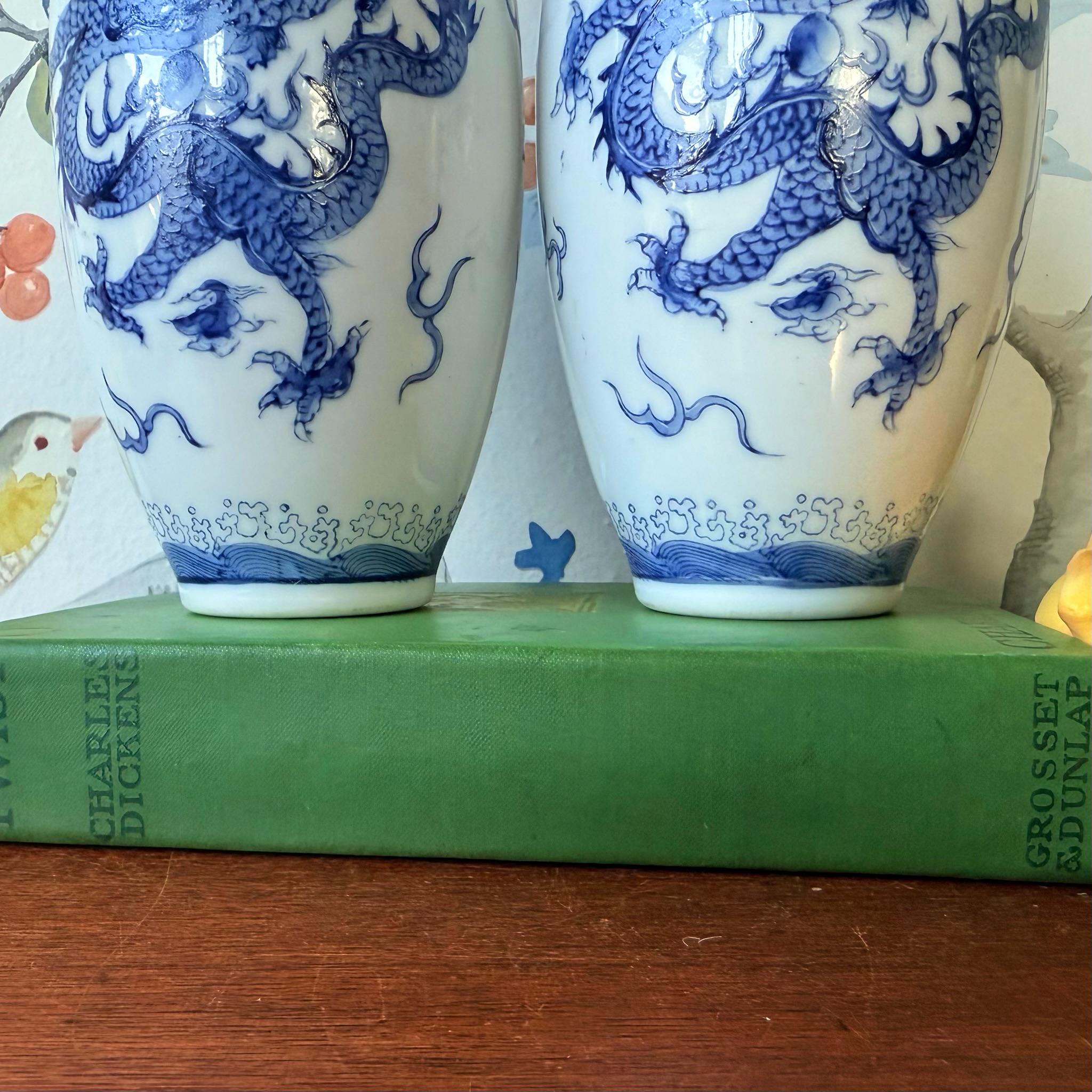 ヴィンテージ 香港輸出陶器製 青と白の龍モチーフ花瓶 ペア - Etsy 日本