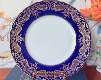Set van 12 Royal Doulton-serviesborden in kobaltblauw en verhoogd goud