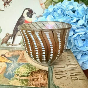 Kosta Boda Bertil Vallien “Minos” Brown Bowl — Artist Collection Swedish Glass 1984, Collectible Scandinavian Design