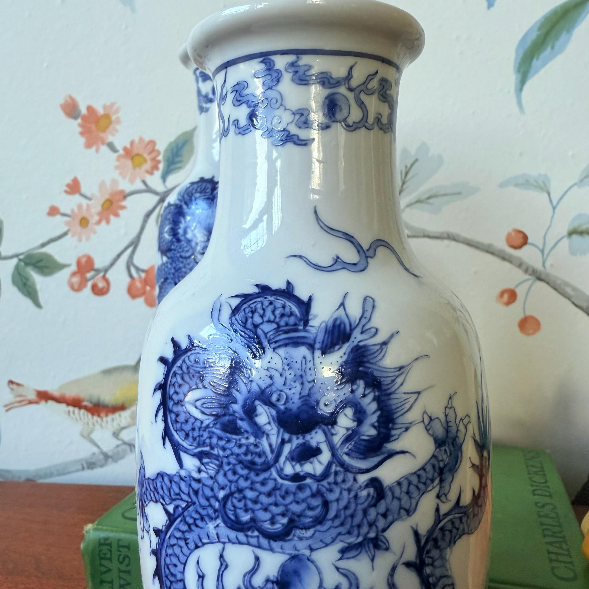 ヴィンテージ 香港輸出陶器製 青と白の龍モチーフ花瓶 ペア - Etsy 日本